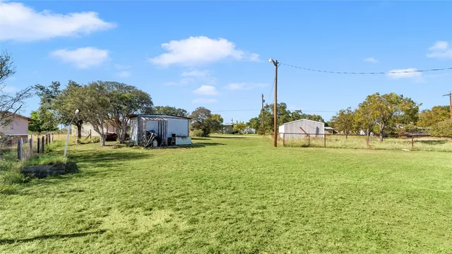 a view of a back yard