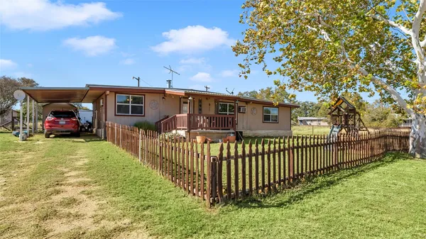 a view of a house with backyard and porch