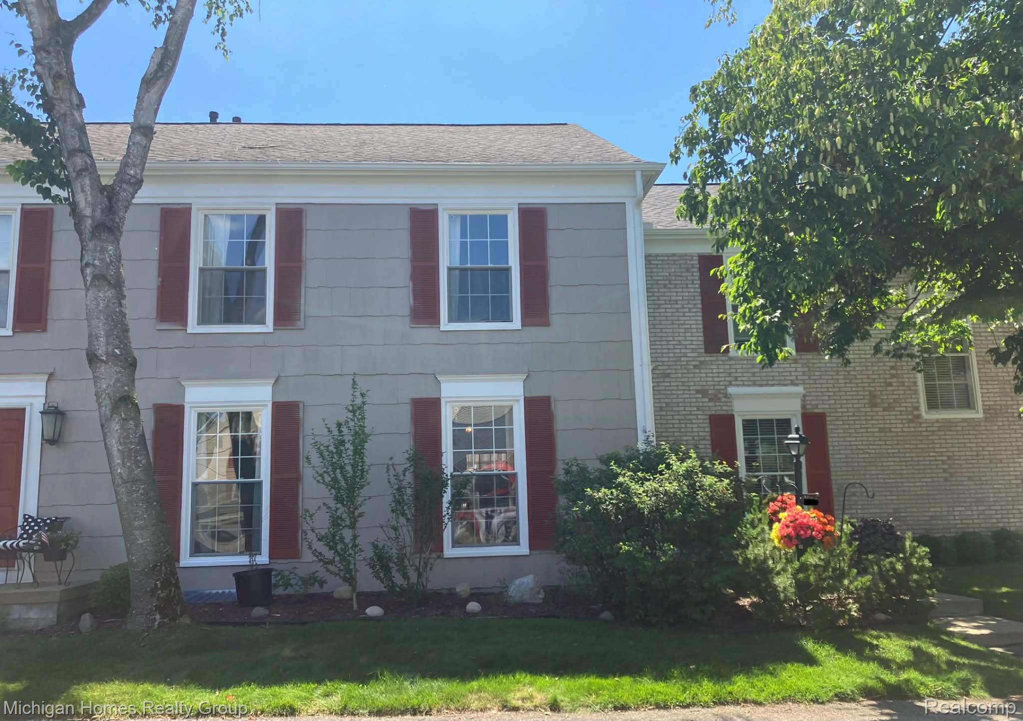 1437 Lantern Lane Rochester, MI 48306 - Photo 2 of 31 Colonial home featuring a front yard