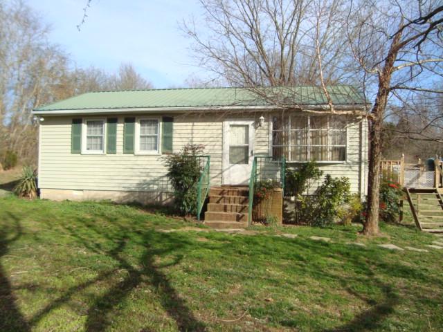 a view of a house with backyard and garden