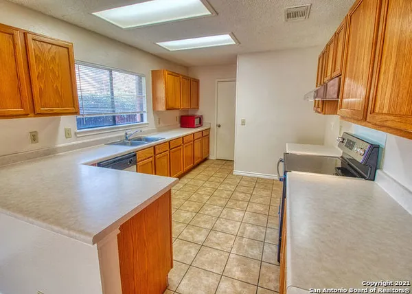 $2,025 | 13911 Edge Point Drive, San Antonio, TX 78230