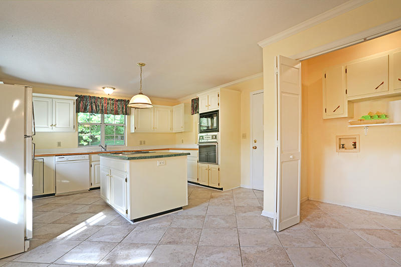 3347 Adkins Road Chattanooga, TN 37419 - Photo 10 of 27 kitchen & laundry closet