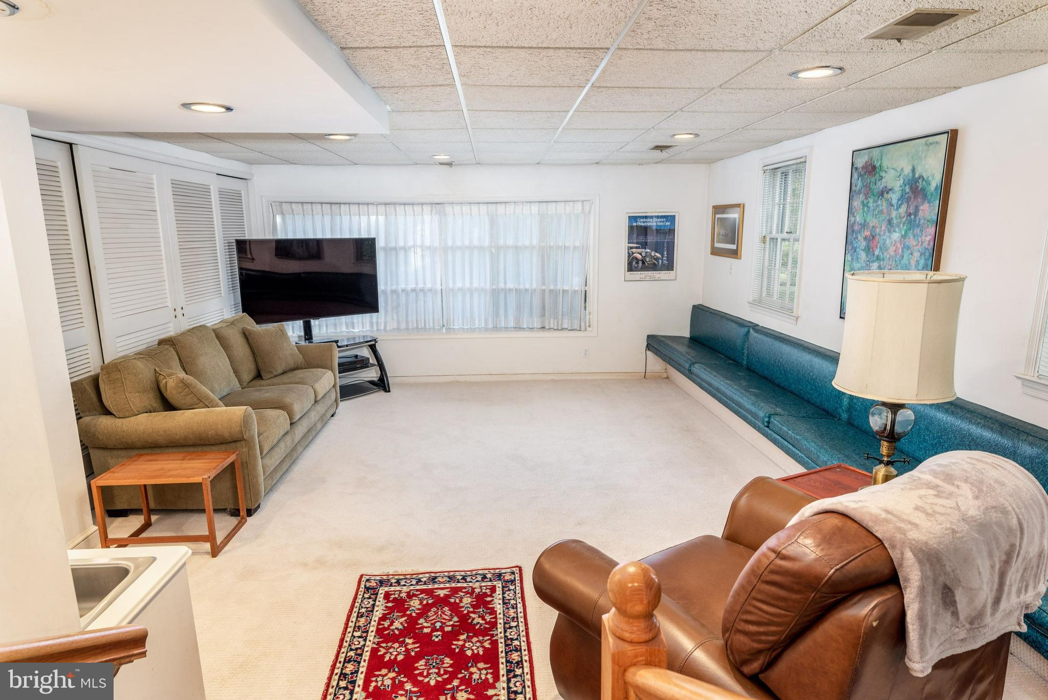 28 Brookside Road Wallingford, PA 19086 - Photo 17 of 49 Bright, carpeted family room