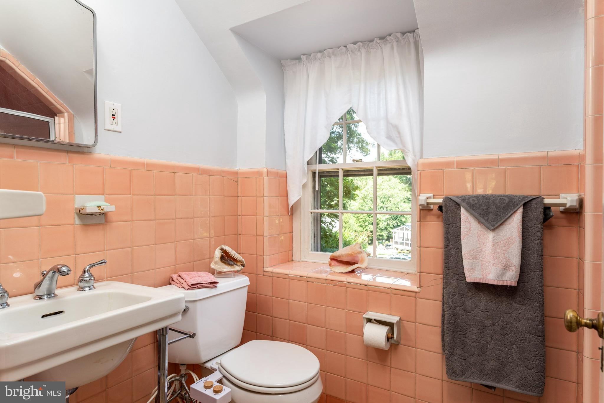 28 Brookside Road Wallingford, PA 19086 - Photo 24 of 49 Primary Bathroom