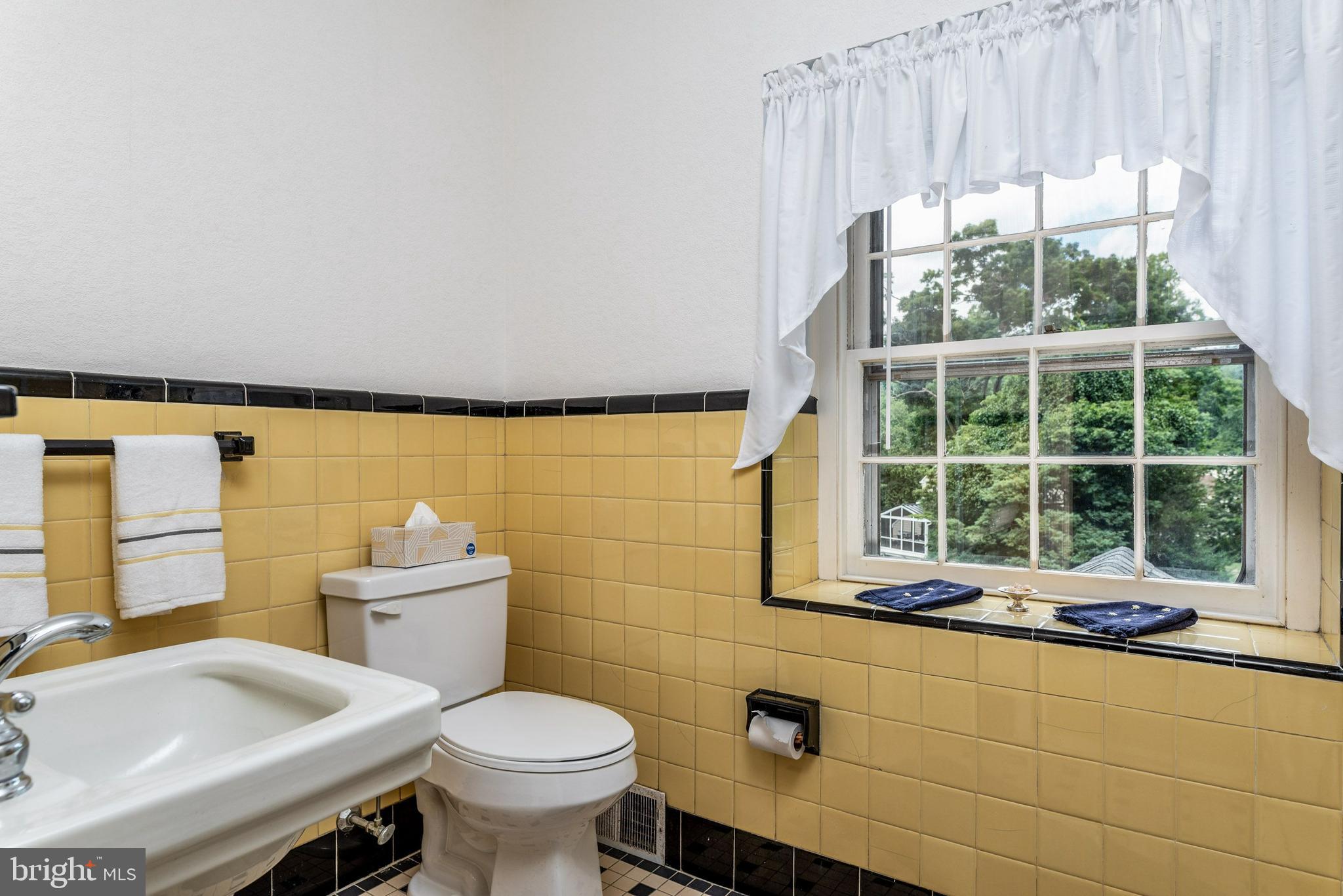 28 Brookside Road Wallingford, PA 19086 - Photo 29 of 49 Bathroom 2