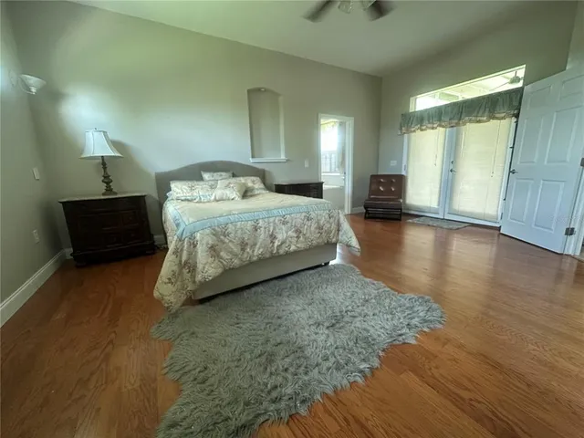 a view of a yard in front of the house