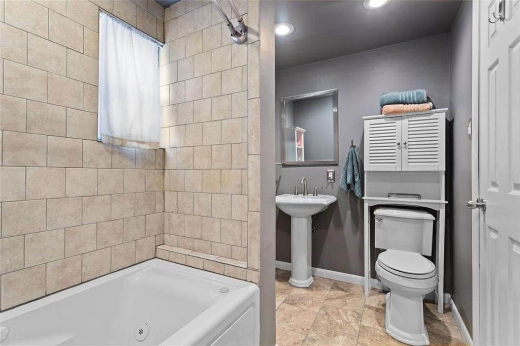 812 Rolling Rock Road Pittsburgh, PA 15234 - Photo 19 of 24 Owner's Suite full bathroom.