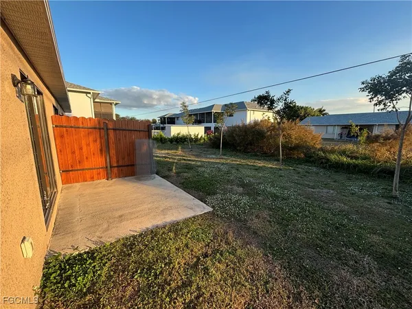 a view of a backyard