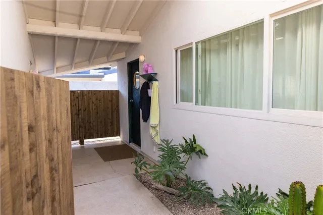 a view of livingroom with furniture