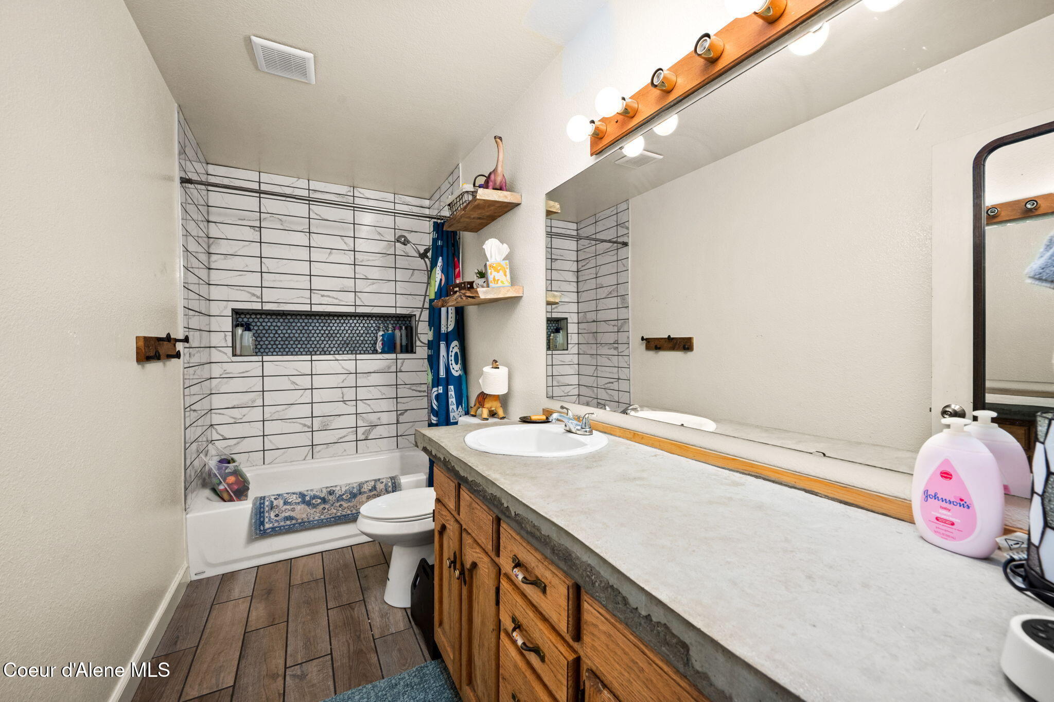 7434 West Diagonal Road Rathdrum, ID 83858 - Photo 38 of 69 Guest Bath Upper Level