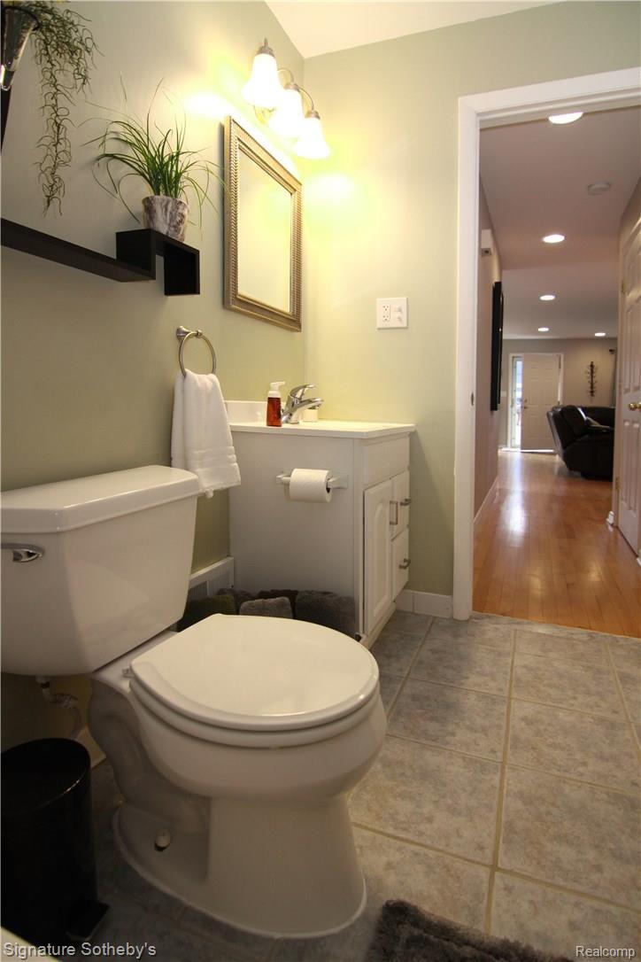 130 North Helen Avenue Rochester, MI 48307 - Photo 18 of 34 1st floor full bathroom, handy location, all updated