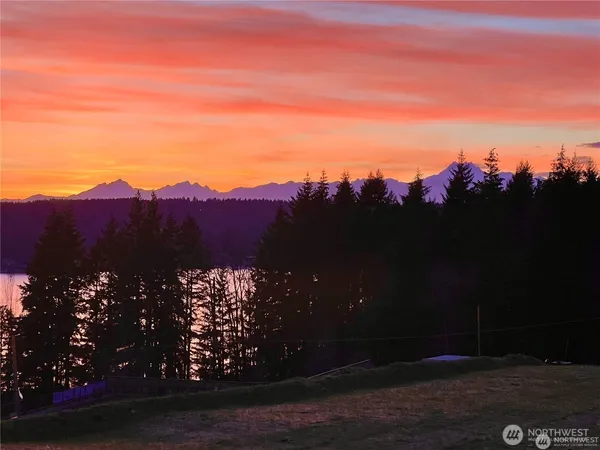 $949,990 | 2025 Northeast Norseman Way, Poulsbo, WA 98370