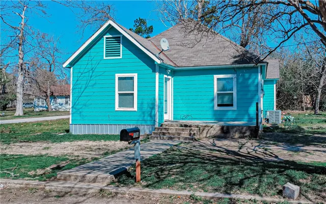 $195,000 | 1108 West 1st Street, Cameron, TX 76520