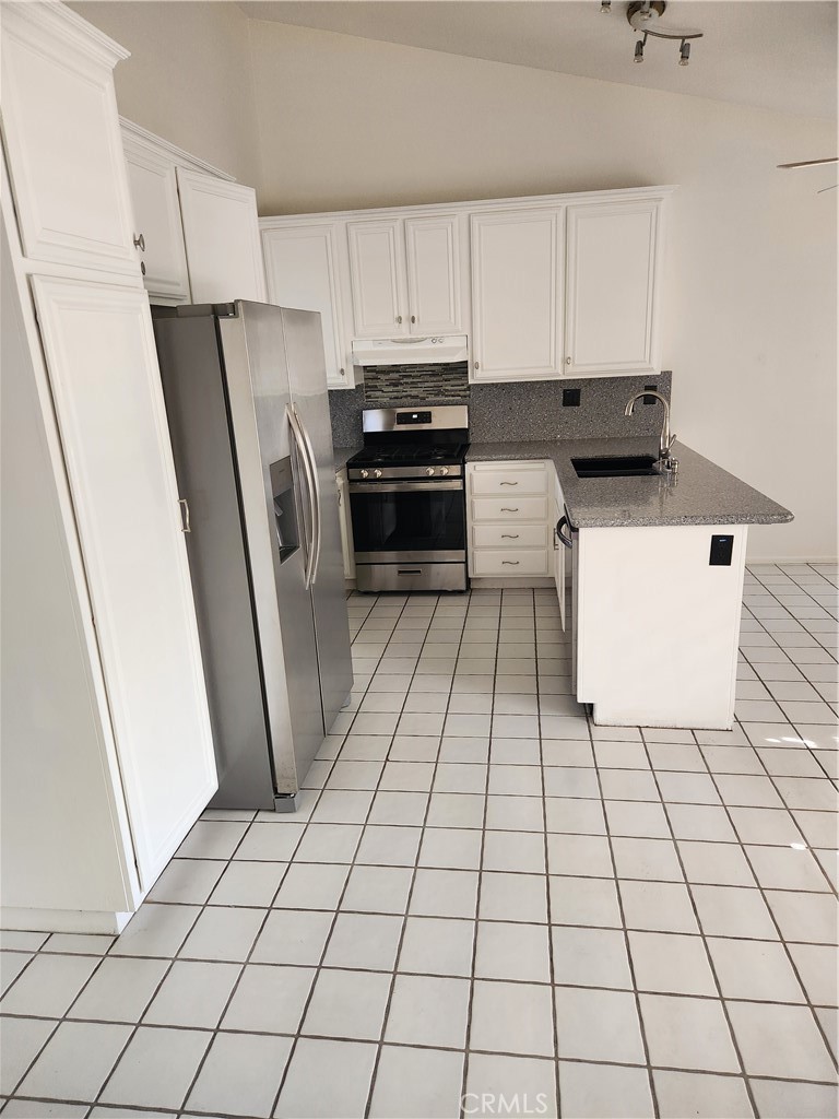 781 Torrey Pines Road Banning, CA 92220 - Photo 6 of 49 Kitchen