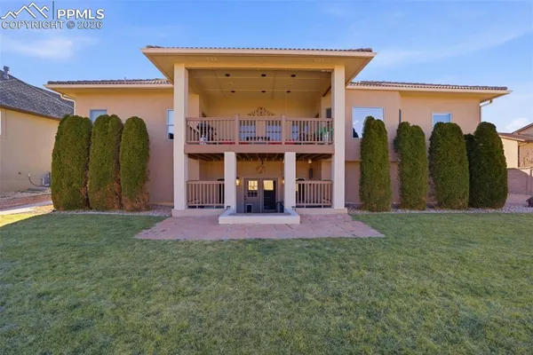 a view of a house with backyard and garden