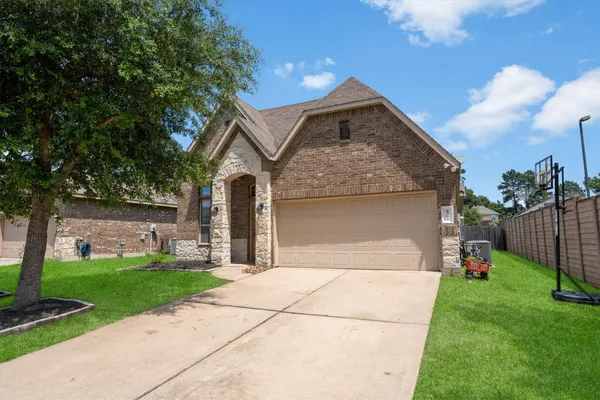 a front view of house with yard