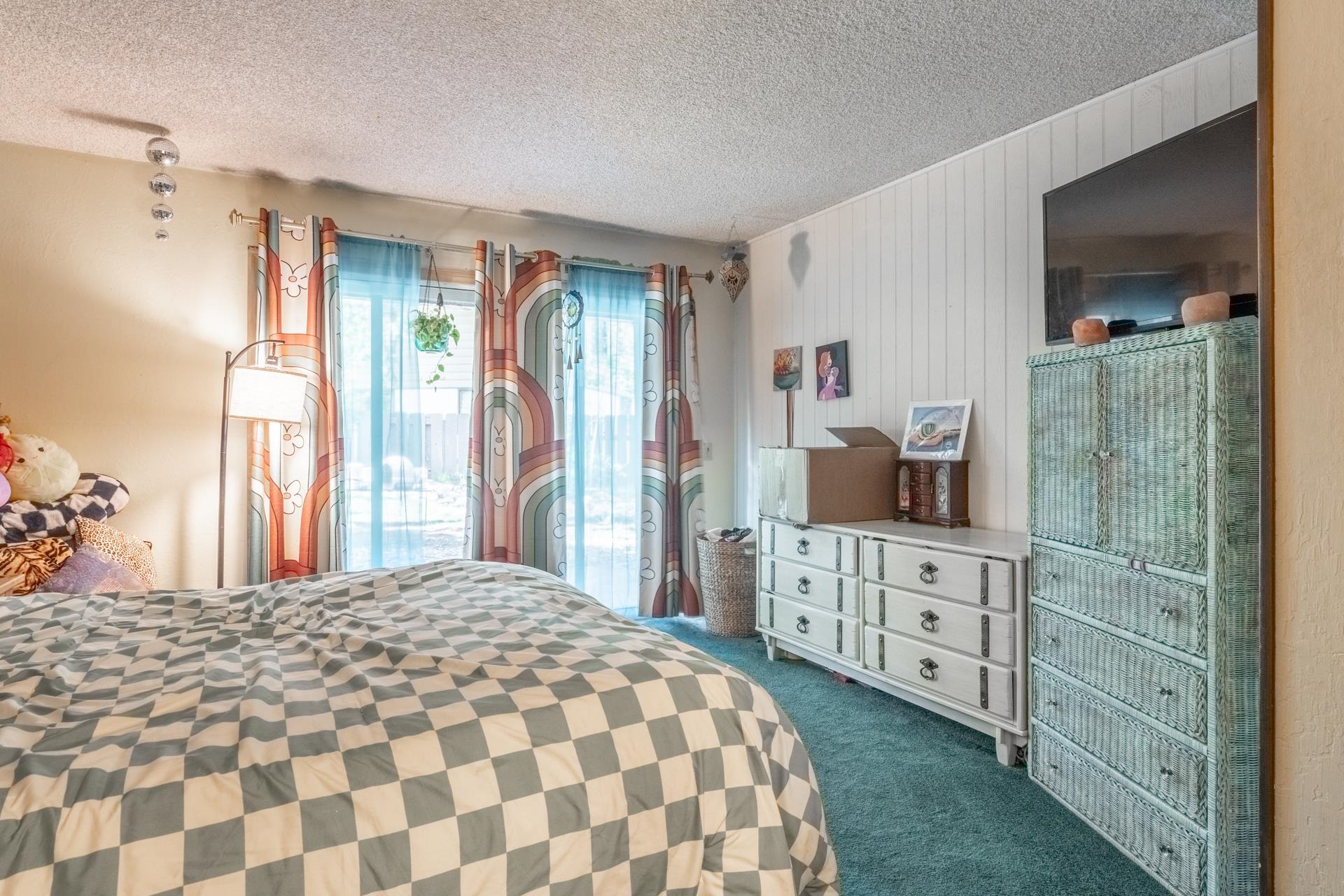 3251 Chateau Road, Unit 38 Mammoth Lakes, CA 93546 - Photo 24 of 50 a bedroom with a bed and a dresser