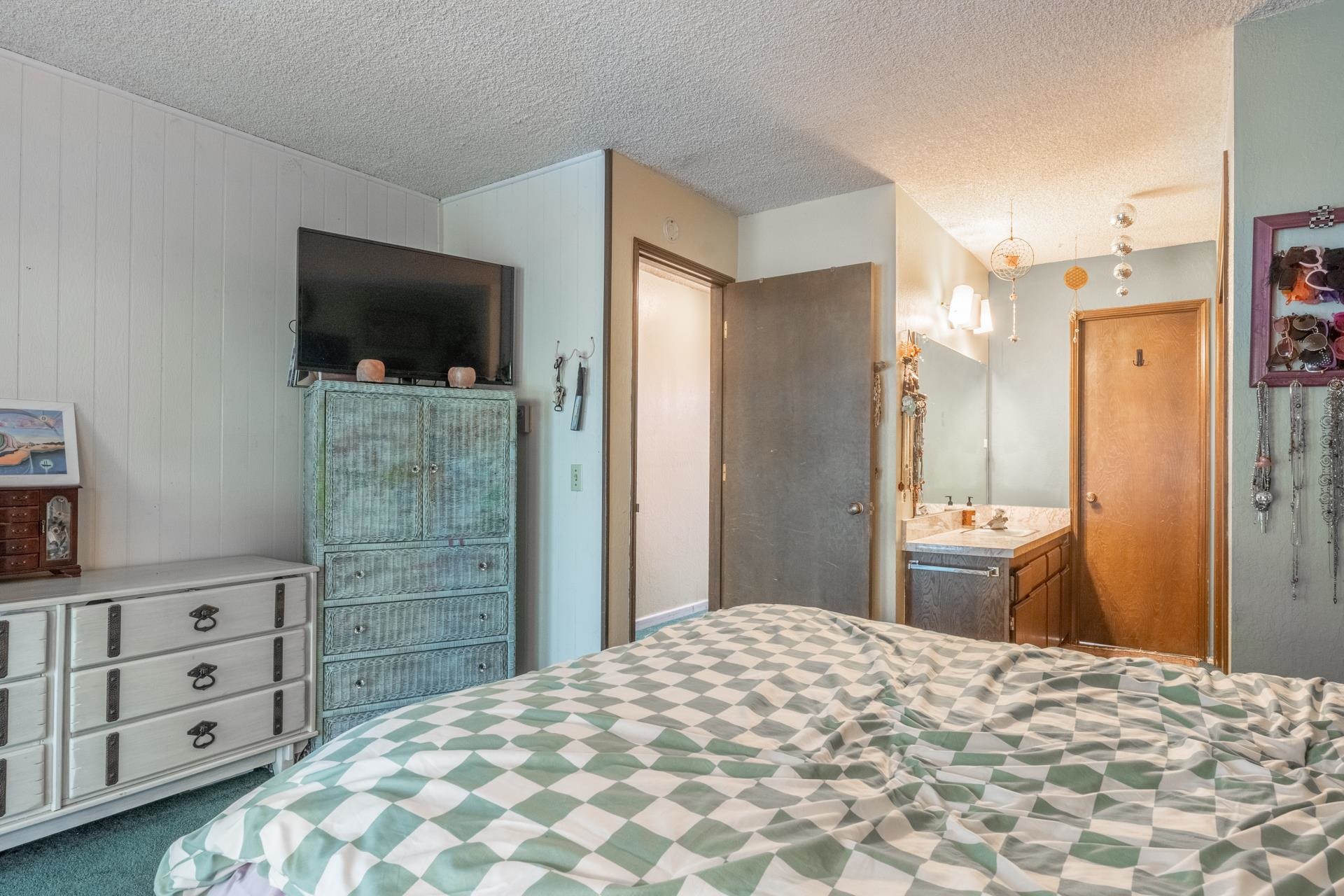 3251 Chateau Road, Unit 38 Mammoth Lakes, CA 93546 - Photo 26 of 50 a bedroom with a bed and a television