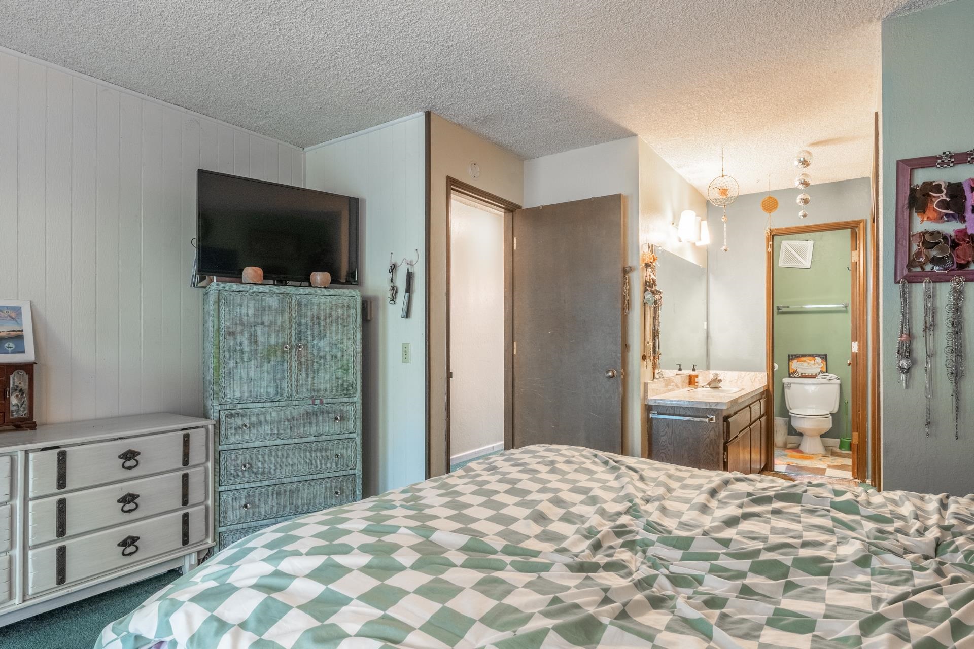 3251 Chateau Road, Unit 38 Mammoth Lakes, CA 93546 - Photo 27 of 50 a bedroom with a bed and a television