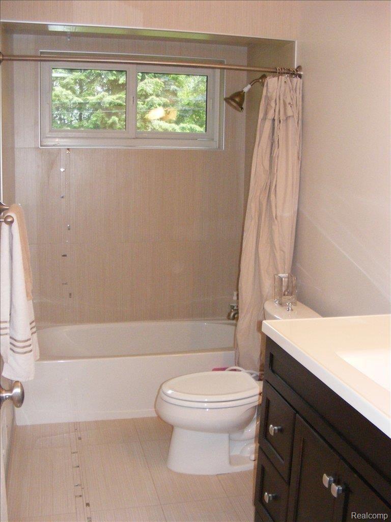 195 Nesbit Lane Rochester, MI 48309 - Photo 5 of 9 bath