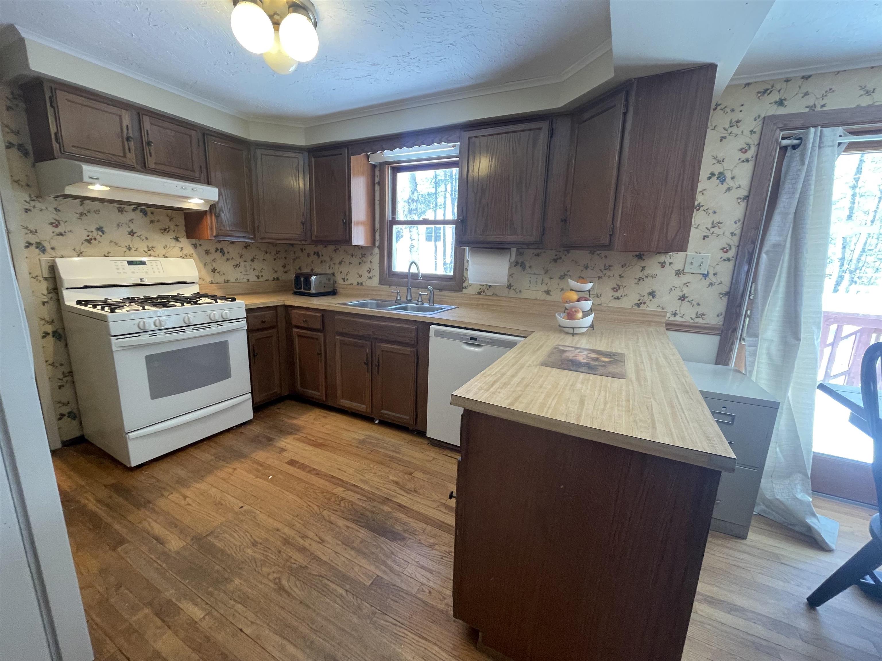 63 Regis Road Laconia, NH 03246 - Photo 9 of 32 Gallery Image 9
