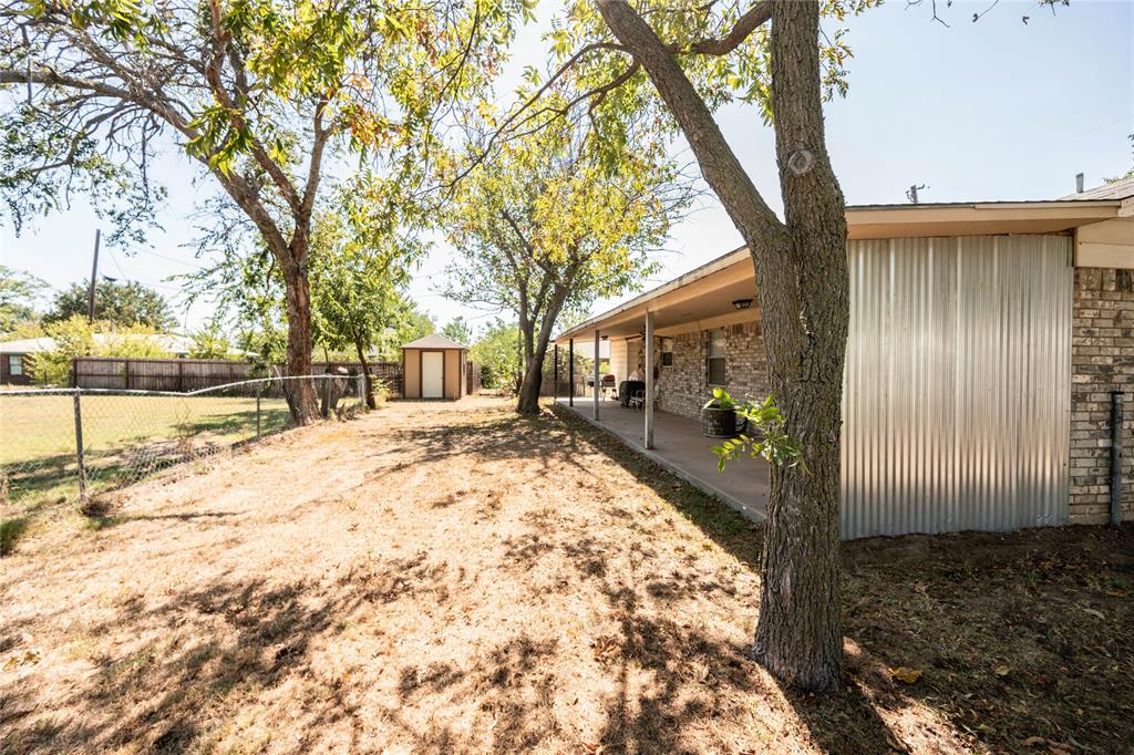 97 Wade Street Nocona, TX 76255 - Photo 4 of 17