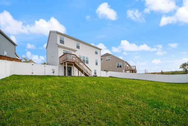 a view of a back yard