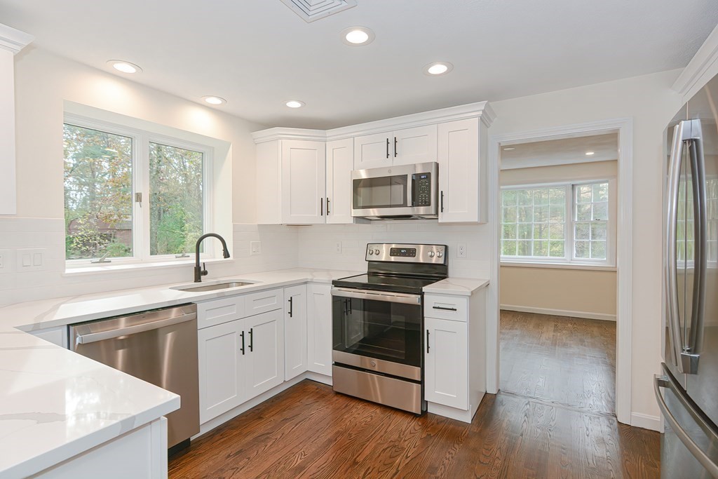 38 Ridge Road Walpole, MA 02081 - Photo 4 of 42 Gallery Image 4