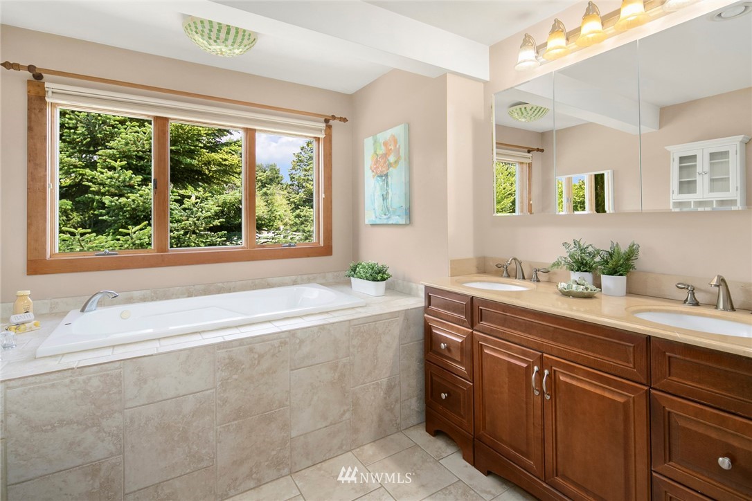 5527 Southwest Point Robinson Road Vashon, WA 98070 - Photo 14 of 39 Gallery Image 14