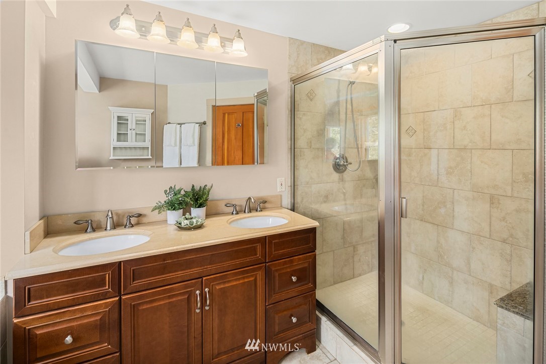 5527 Southwest Point Robinson Road Vashon, WA 98070 - Photo 15 of 39 Gallery Image 15