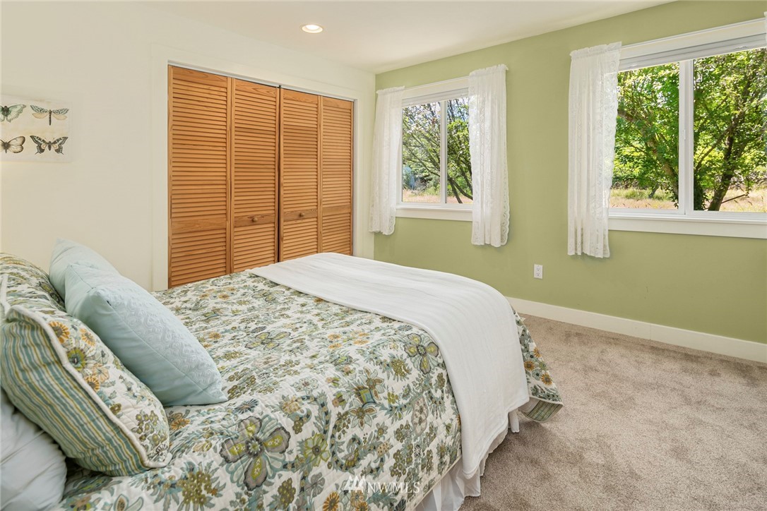 5527 Southwest Point Robinson Road Vashon, WA 98070 - Photo 16 of 39 Gallery Image 16