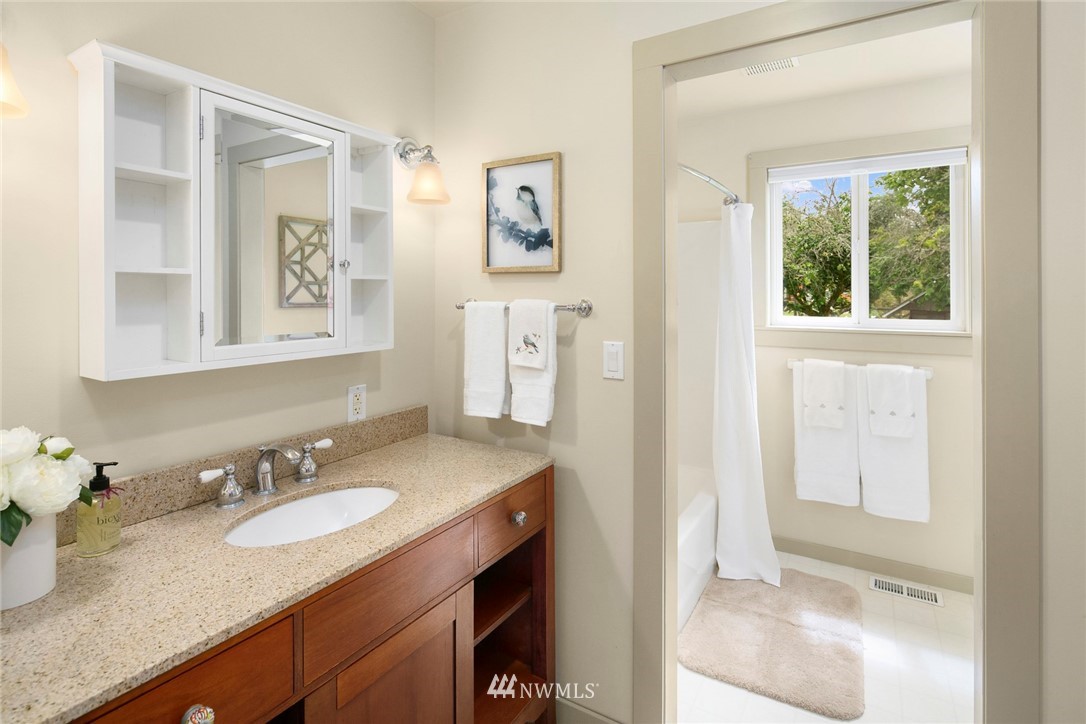 5527 Southwest Point Robinson Road Vashon, WA 98070 - Photo 19 of 39 Gallery Image 19