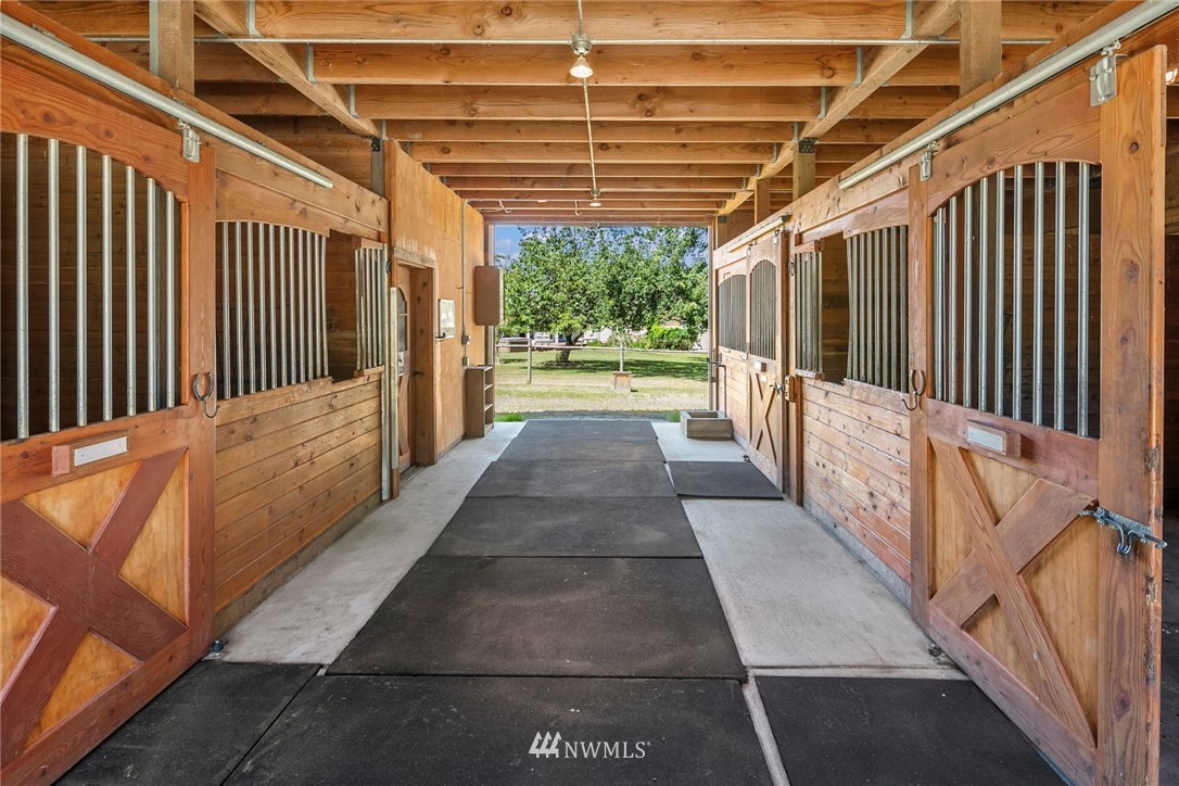 5527 Southwest Point Robinson Road Vashon, WA 98070 - Photo 28 of 39 Gallery Image 28