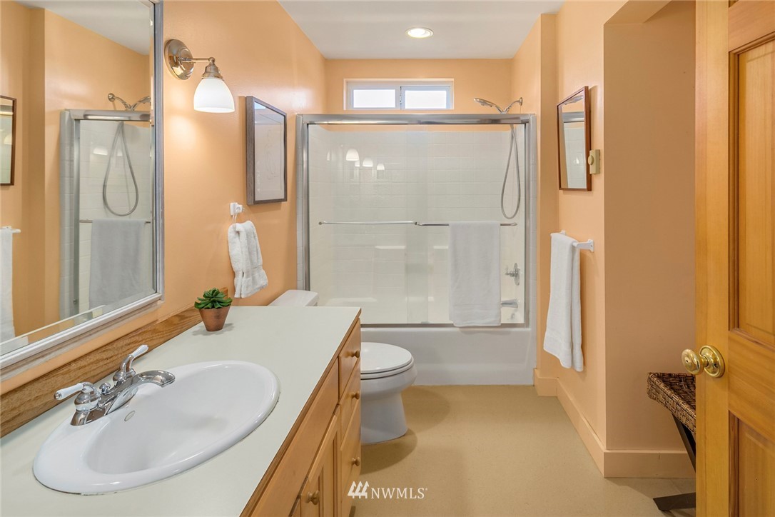 5527 Southwest Point Robinson Road Vashon, WA 98070 - Photo 38 of 39 Gallery Image 38