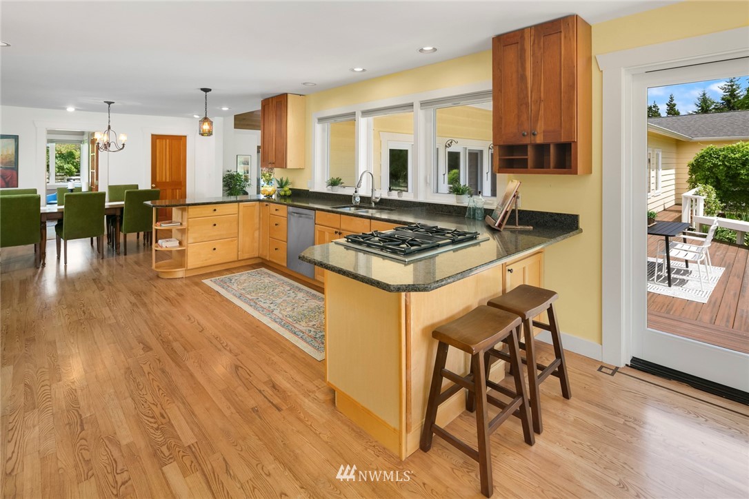 5527 Southwest Point Robinson Road Vashon, WA 98070 - Photo 9 of 39 Gallery Image 9