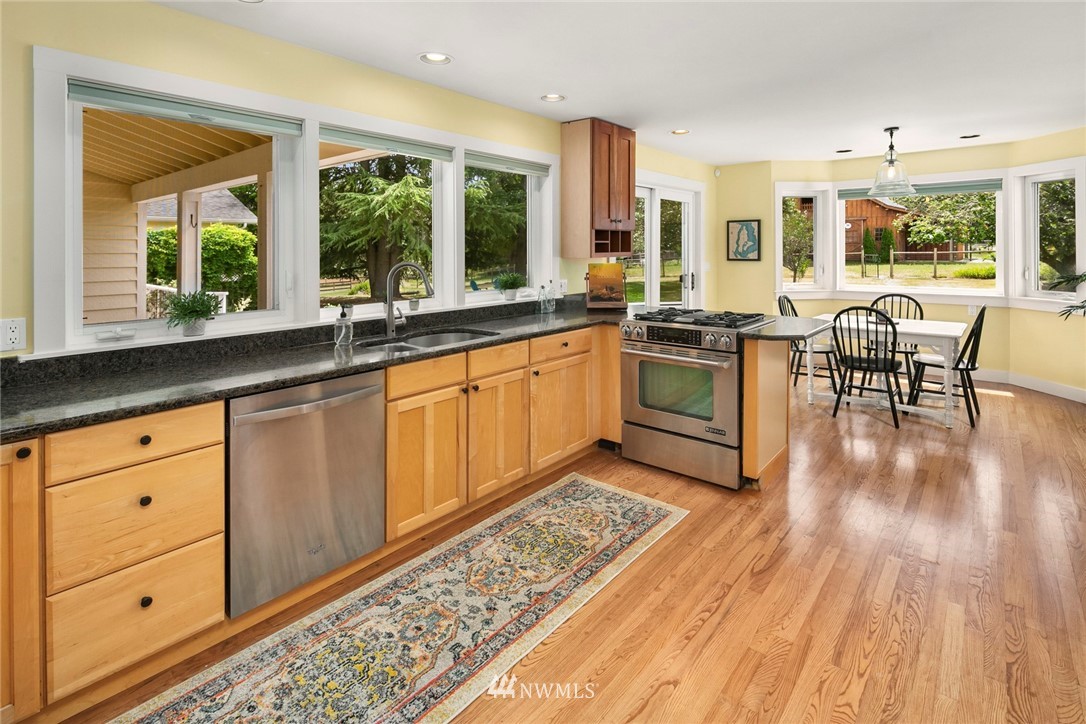 5527 Southwest Point Robinson Road Vashon, WA 98070 - Photo 10 of 39 Gallery Image 10
