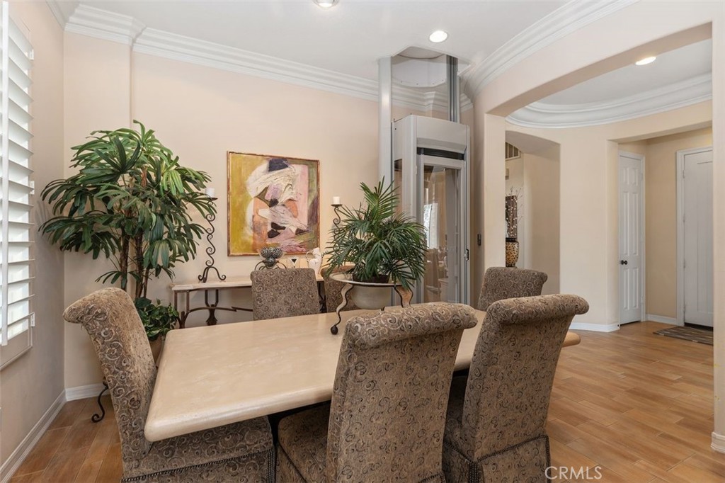 354 Salta Verde Point Long Beach, CA 90803 - Photo 11 of 33 a living room with furniture and a large window