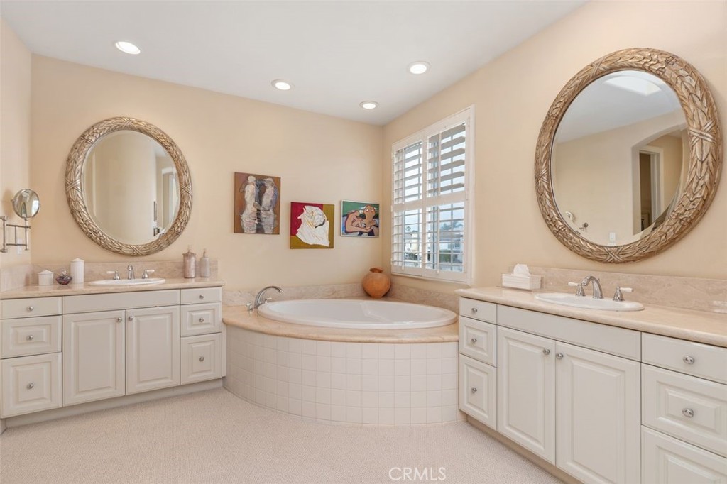 354 Salta Verde Point Long Beach, CA 90803 - Photo 16 of 33 a bathroom with a toilet a sink and a mirror