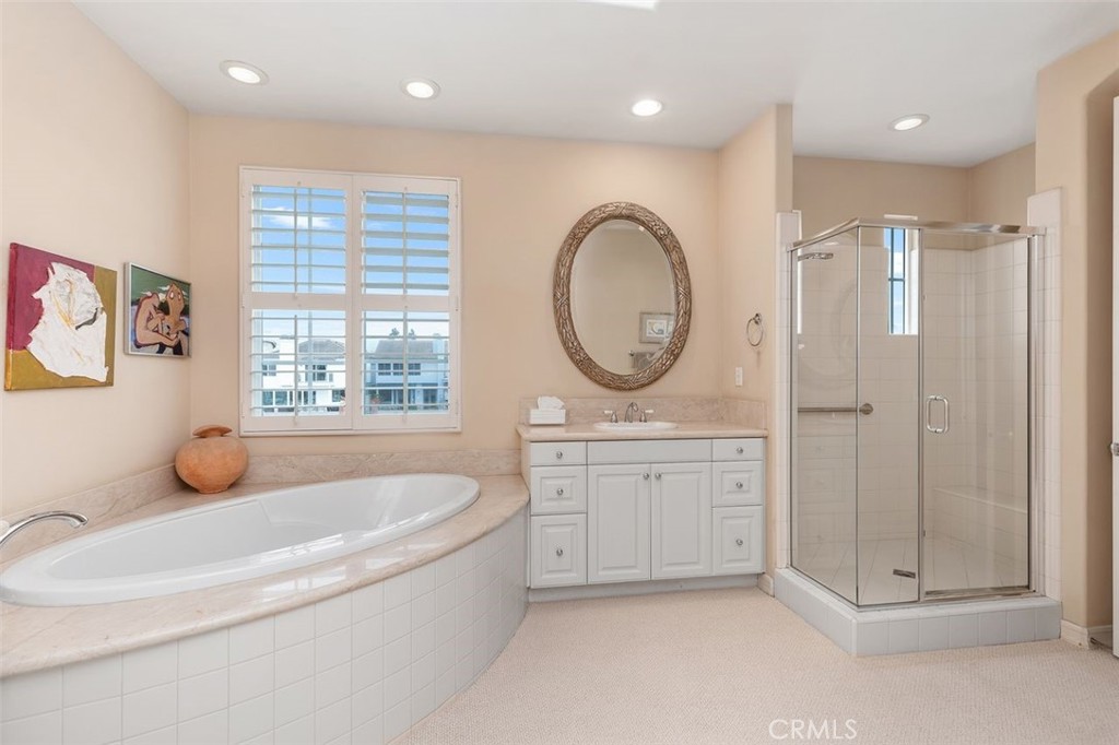 354 Salta Verde Point Long Beach, CA 90803 - Photo 17 of 33 a bathroom with a tub sink and mirror