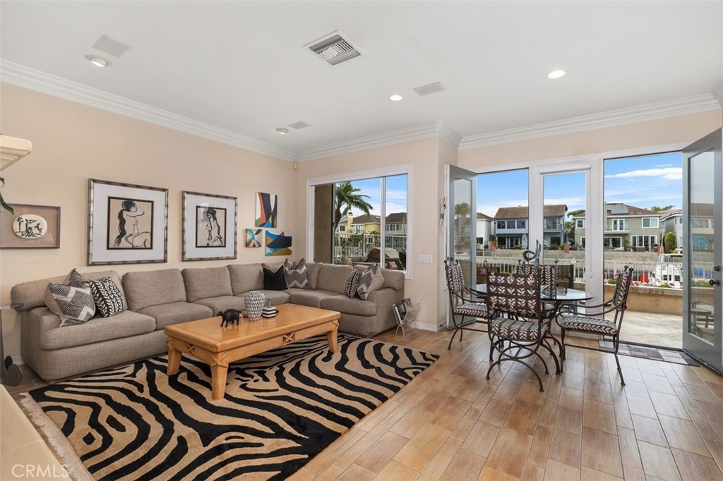 354 Salta Verde Point Long Beach, CA 90803 - Photo 4 of 33 a living room with furniture and wooden floor