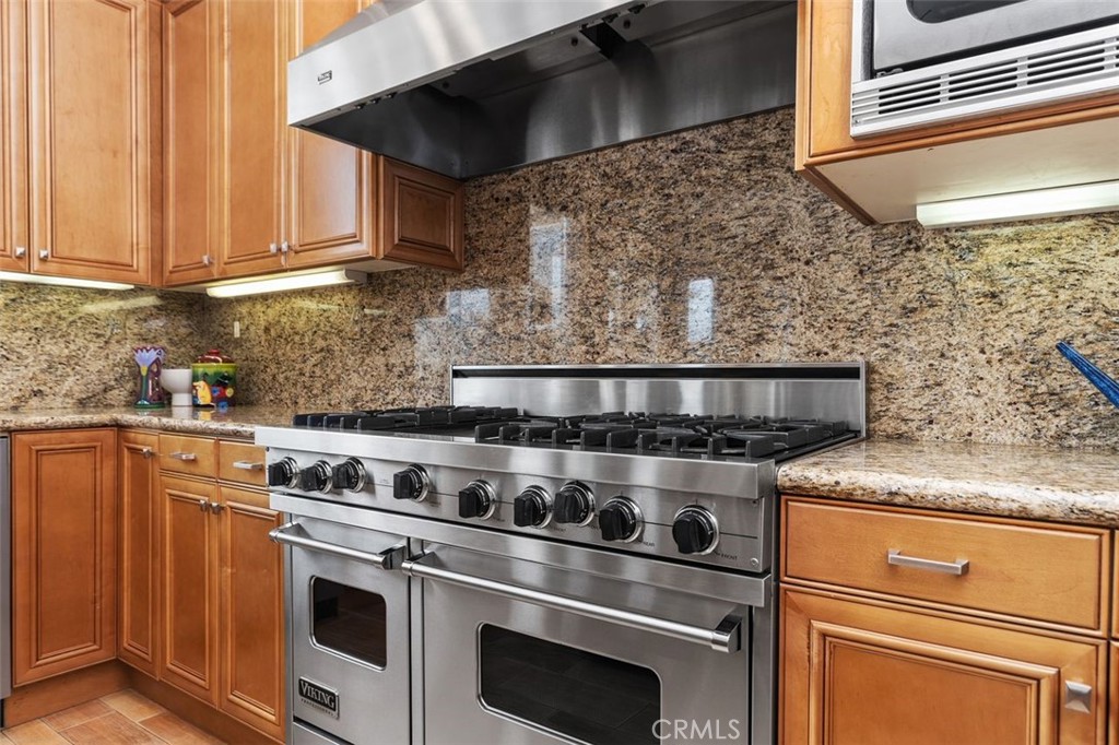 354 Salta Verde Point Long Beach, CA 90803 - Photo 9 of 33 a stove top oven sitting inside of a kitchen