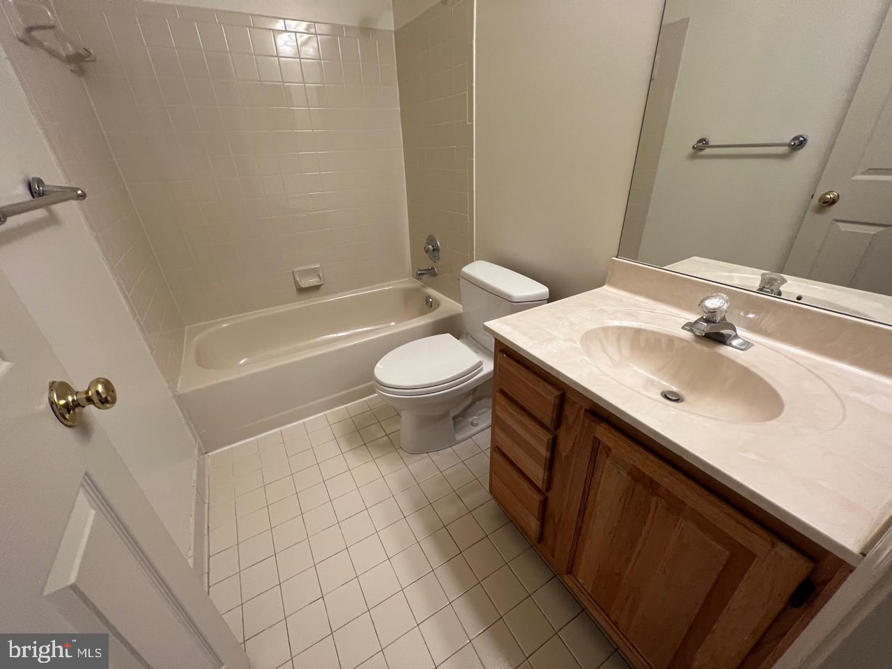 17911 Dumfries Circle Olney, MD 20832 - Photo 26 of 29 Hall Full Bathroom