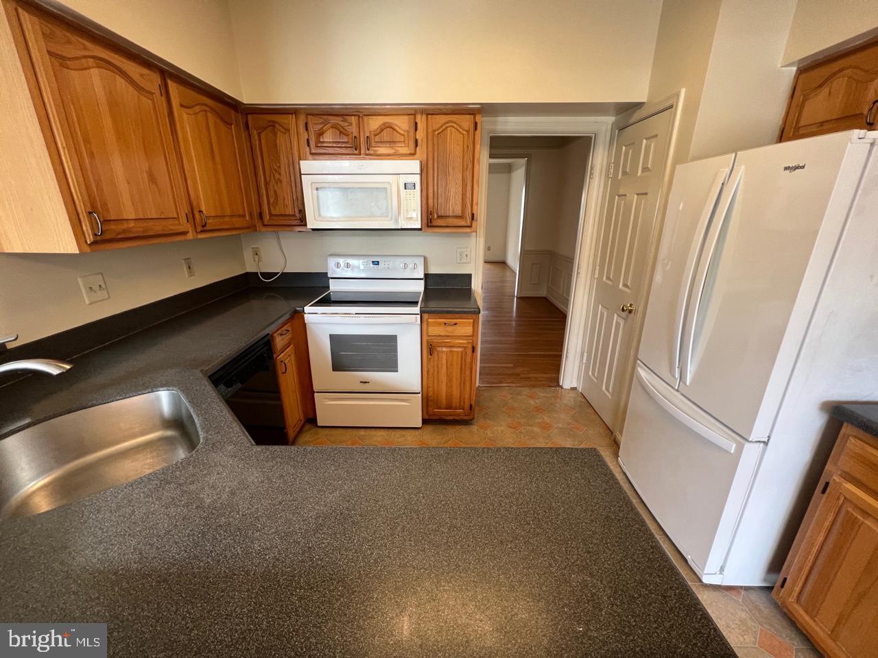17911 Dumfries Circle Olney, MD 20832 - Photo 4 of 29 Kitchen