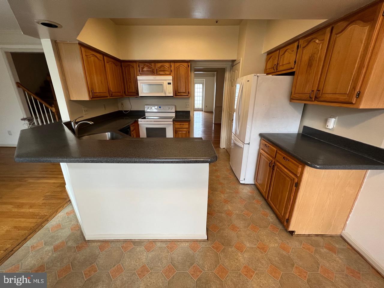 17911 Dumfries Circle Olney, MD 20832 - Photo 6 of 29 Breakfast Bar