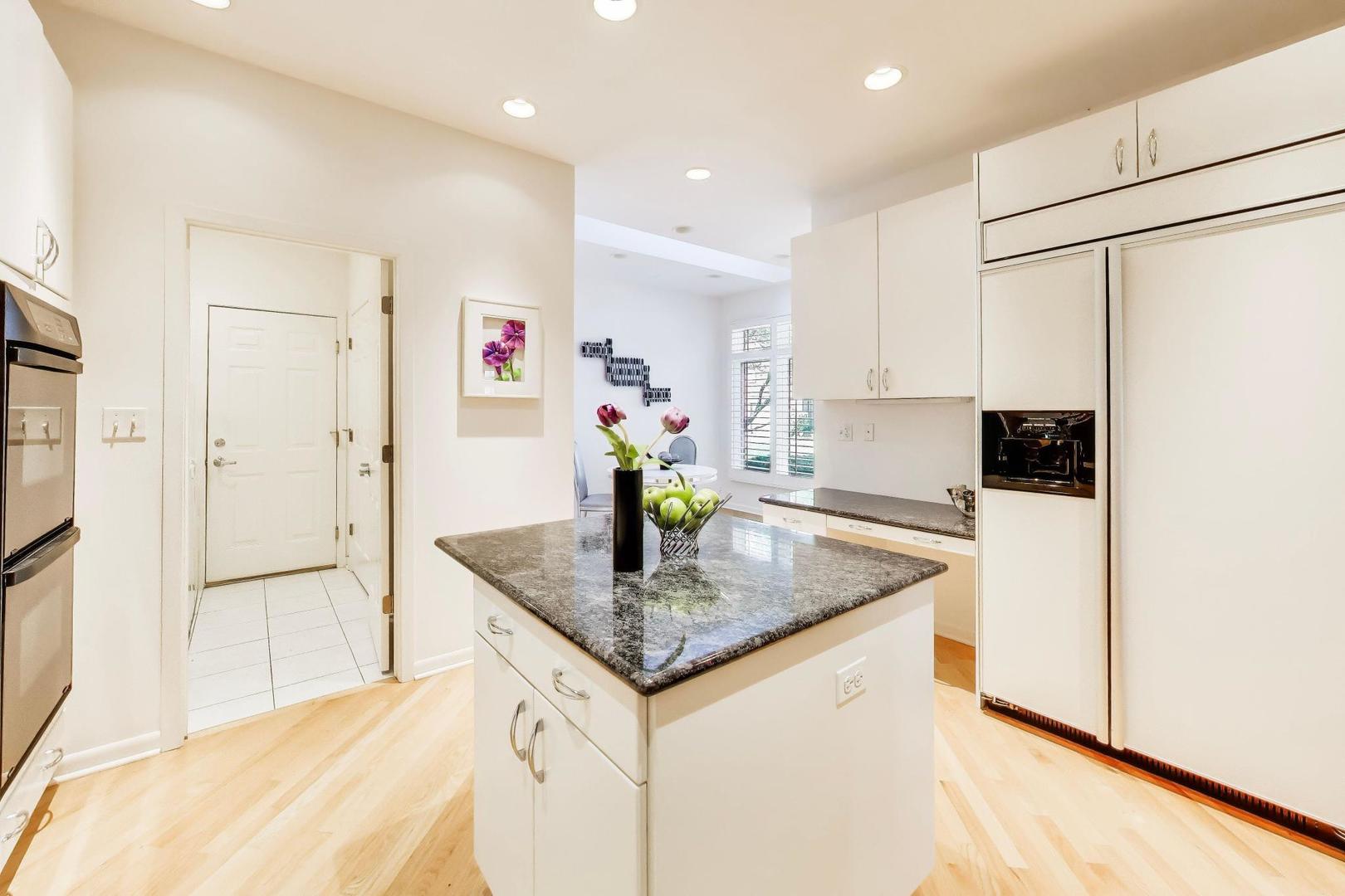 2566 Windrush Lane Northbrook, IL 60062 - Photo 12 of 47
