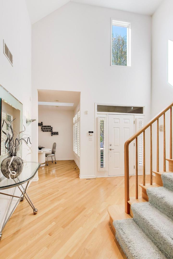 2566 Windrush Lane Northbrook, IL 60062 - Photo 4 of 47