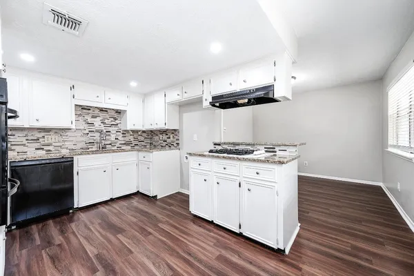 $2,000 | 1922 Arcadia Drive, Sugar Land, TX 77498