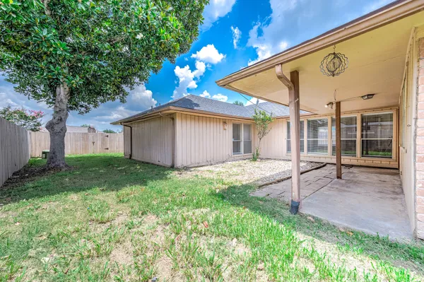 $2,025 | 1922 Arcadia Drive, Sugar Land, TX 77498