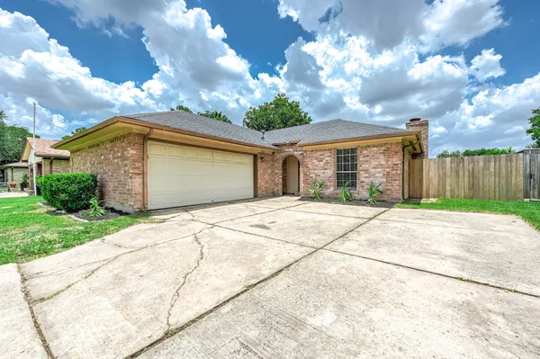 $2,025 | 1922 Arcadia Drive, Sugar Land, TX 77498