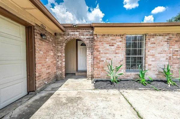 $2,000 | 1922 Arcadia Drive, Sugar Land, TX 77498